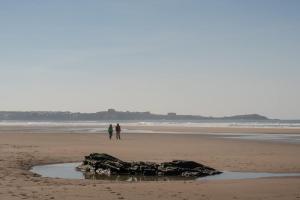 Modern Apartment nr Fistral Beach Private Parking