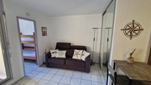 Studio cabine climatisé et loggia au calme avec linge et parking inclus