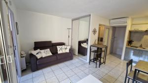 Studio cabine climatisé et loggia au calme avec linge et parking inclus