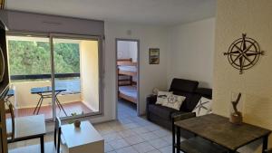 Studio cabine climatisé et loggia au calme avec linge et parking inclus