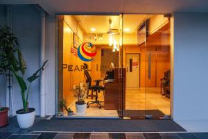 FabHotel Executive Pearl Inn - Nr Twin tower