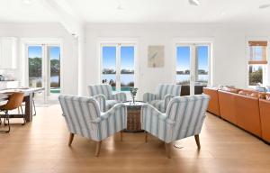 Oyster Lake Oasis - Lake Front Pool Hot Tub