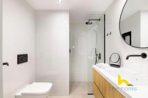 Elegant 2-BDR APT Near Metro & Private Patio