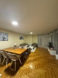 Large 2BR Apartment - 6 Guests