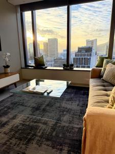 Modern studio- Table Mountain view- Secure parking