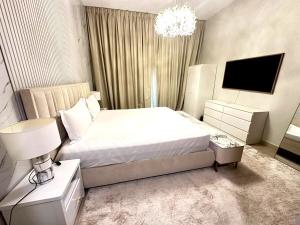 Stylish 1BR in Sparkle Towers Dubai Marina Escape
