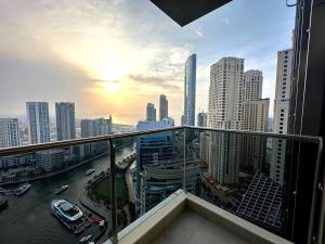 Stylish 1BR in Sparkle Towers Dubai Marina Escape