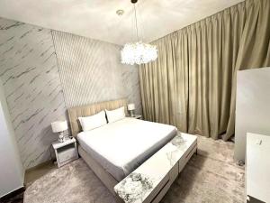 Stylish 1BR in Sparkle Towers Dubai Marina Escape