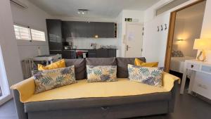 Sunny Flat in Sitges 30 Seconds to Beach, Balcony & Sea Views!