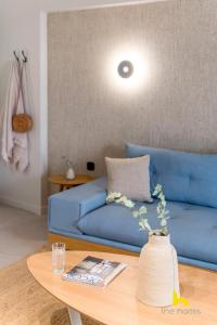 Stylish 2-BDR APT W Private Patio Near Metro