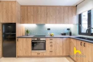 Stylish 2-BDR APT W Private Patio Near Metro