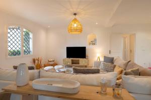 Spacious Villa with Pool & A-C for 8 - Sea View