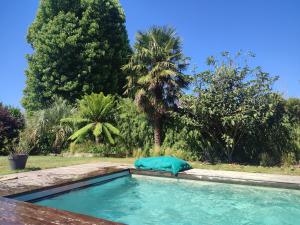 Maison calme, piscine chauffée et jardin plein sud