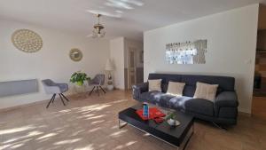 Villa Le Buis des Collines, classée 3 Étoiles AtoutFrance, magnifique villa superbement décorée et très bien équipée, idéale pour 6 pers, Terrasse extérieure avec son coin SPA, Clim, parking privatif