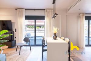 Luxury Retreat 2BDR W Dining Patio, Fast Wifi