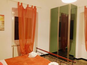 WOW HOME 2 - 175 mq - posteggio privato - davanti porto traghetti - fino a 10 posti letto - balcone