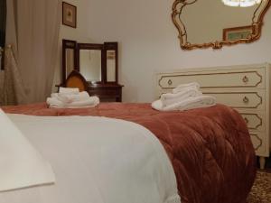 WOW HOME 2 - 175 mq - posteggio privato - davanti porto traghetti - fino a 10 posti letto - balcone