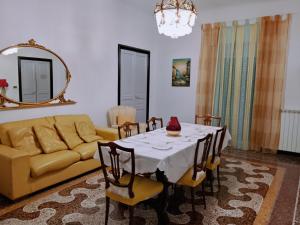 WOW HOME 2 - 175 mq - posteggio privato - davanti porto traghetti - fino a 10 posti letto - balcone