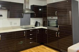 2-bed - 2-Bath - Sleeps 4 - Free Parking