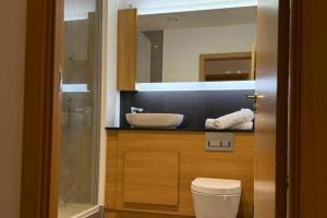 2-bed - 2-Bath - Sleeps 4 - Free Parking