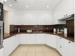 Luxury 2BR- Pool with Burj View- 5 Min to Dubai Mall