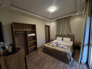 Makanis Pyramids View