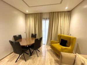 2BR Family Apartment - Balcony Parking Wi-Fi