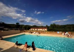 Camping 3 étoiles - piscine chauffée à flanc de colline