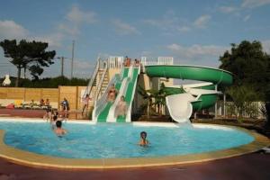 ZEcamping 3 étoiles à 500m de la plage parc aquatique toboggans dog friendly