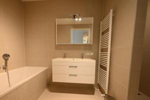 Villa Mer, Sea Breeze - Luxury apartment in Badhuis with wellness facilities and direct seaside location