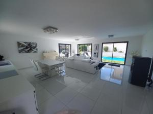 SPLENDIDE VILLA AVEC PISCINE Gleizé