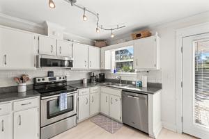 Laguna Breeze! Dog-Friendly 4BR Beach Escape for 8 with Coastal Charm!