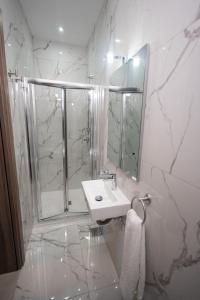 Modern 3-Bedroom Apartment with Terrace