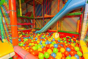 Apartament Oceania-udogodnienia dla rodzin, sala i plac zabaw, jacuzzi, sauna, bilard