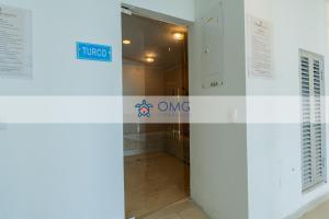 CB726 | Suite moderna frente al mar con balcón y cocina con isla