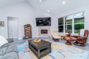 Steps to Fairway Hot Springs Village Golf Retreat