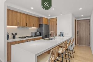 New Oceanfront 2 BR Condo - Gym - Beach - Pool