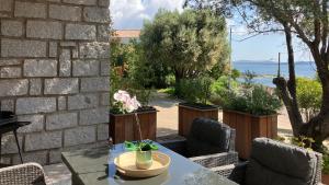 Villa vue mer à 300 m centre-Jardin, terrasse, parking gratuit, portail électrique, 2 chambres, 2 SDB