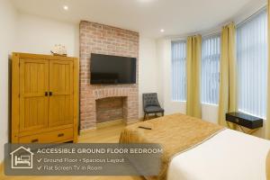 SidemerseyLivings - Step-Free 4BR Home, Ground Floor Bed & Bath, Private Gated Parking