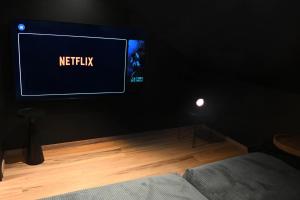 BATROOM Suite Batman Balnéo & Salle Cinéma