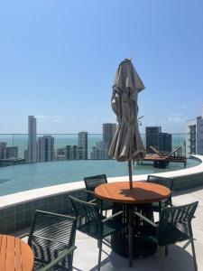 Studio moderno com ar-condicionado, Wi-Fi rápido, cozinha completa e check-in fácil