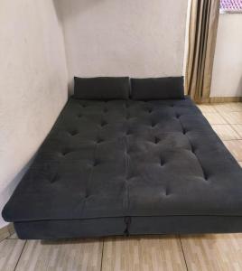 Apto no Centro de Bertioga, apenas 850mts da Praia, balsa, Ao lado do rio e natureza com vaga, churrasqueira e wifi