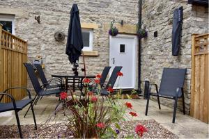 Charming Riverside Cottage in Bradwell, Central Peak District, 4 Guests