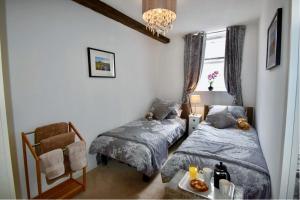 Charming Riverside Cottage in Bradwell, Central Peak District, 4 Guests