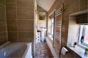 Charming Riverside Cottage in Bradwell, Central Peak District, 4 Guests