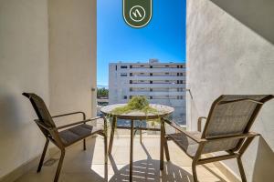 Luxury 2 BR Condo Near Beaches - Pools - Gym