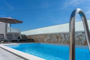 Blue Skyline with private pool