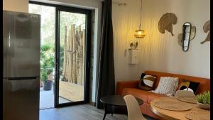 Villa vue mer à 300 m centre-Jardin, terrasse, parking gratuit, portail électrique, 2 chambres, 2 SDB
