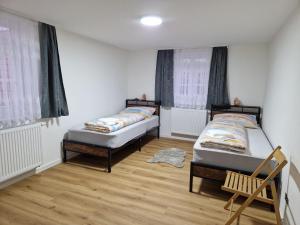 Zweibettzimmer mit Gemeinschaftsbad und Küche Großenbach