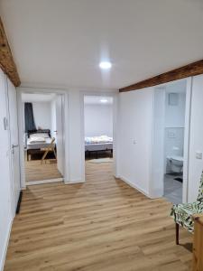 Zweibettzimmer mit Gemeinschaftsbad und Küche Großenbach